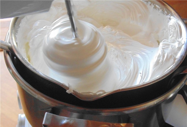 Как правильно взбить сливки с сахарной. Крем для торта. Приготовление крема. Взбивание белкового крема. Торт с заварным кремом.