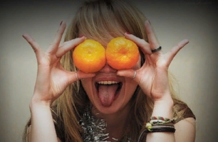 девушка с апельсинами. фотосессия с фруктами. красивые девушки с фруктами. девушка с фруктами. фотосессия с мандаринами.