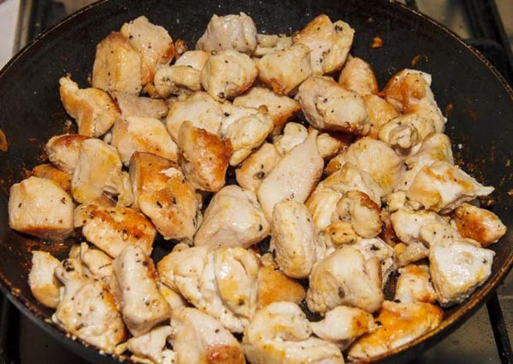 Куриная грудка рецепт высоцкой. 2109259. Куриная грудка рецепт высоцкой фото. Куриная грудка рецепт высоцкой-2109259. картинка Куриная грудка рецепт высоцкой. картинка 2109259. Большинство людей жалуется на то, что когда они готовят куриное филе, оно получается у них очень жестким, плохо жуется и кажется совсем не вкусным. Именно поэтому Юлия Высоцкая и поделилась на своей страничке в социальной сети рецептом приготовления идеального мяса, которое получается таким нежным, мягким и сочным, что его потом хочется делать снова и снова, чтобы наслаждаться каждым кусочком.