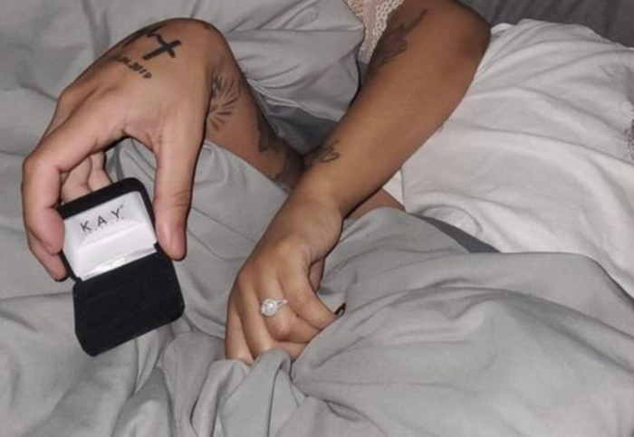 Мужик делает предложение. Этот парень сделал своей девушке. Предложение руки и сердца эстетика. Селфи со спящим. Дорогой подарок девушке.