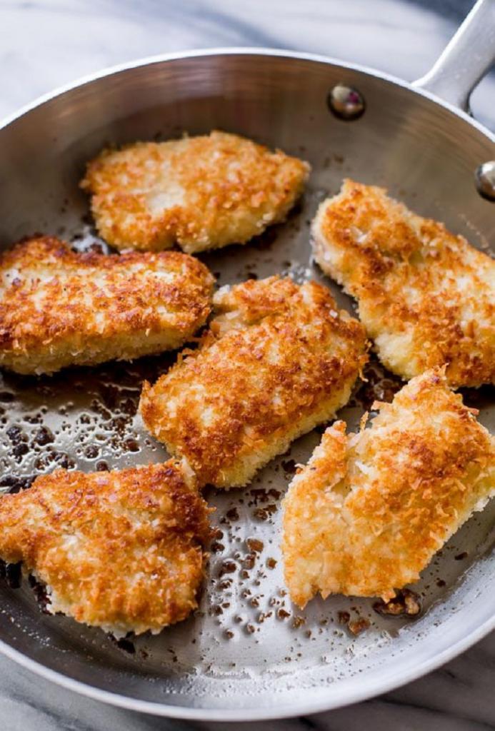 курица с кокосовой стружкой. 2128681. курица с кокосовой стружкой фото. курица с кокосовой стружкой-2128681. картинка курица с кокосовой стружкой. картинка 2128681. На Новый год я приготовлю очень вкусное блюдо из курицы. Это один из лучших рецептов мяса птицы с необычной подачей. В качестве панировки используется кокосовая стружка. Курятина подается с апельсиновым соусом. Такие ингредиенты создают интересное сочетание пикантного и сладкого вкуса. В статье я поделюсь секретами приготовления этого изысканного блюда.