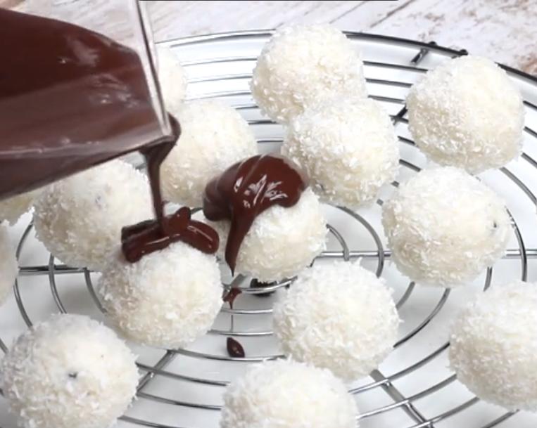 Трюфельная конфета с кокосовой стружкой