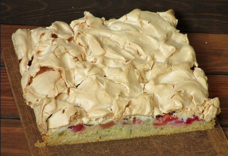 Немецкий пирог с ревенем и безе