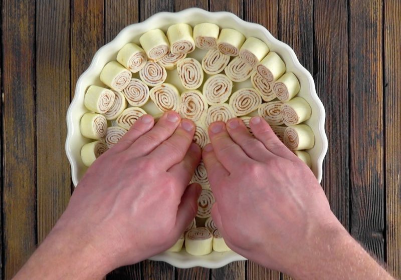 латышский пирог с яблоками и корицей. 2176296. латышский пирог с яблоками и корицей фото. латышский пирог с яблоками и корицей-2176296. картинка латышский пирог с яблоками и корицей. картинка 2176296. Нежный, тающий во рту пирог с яблоками. Совершенно не похож на банальную шарлотку, тесто скорее кексовое, а яблочный аромат просто сводит с ума.