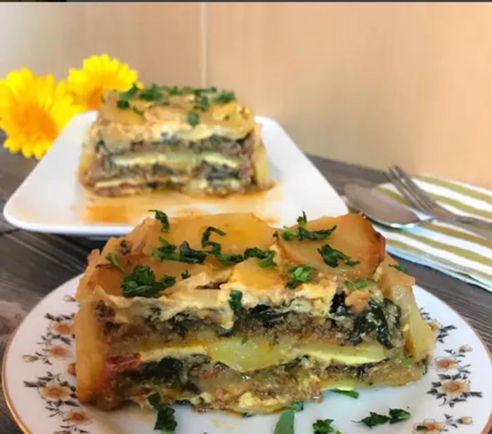 Слоеная запеканка из картофеля, шпината, фарша и сыра