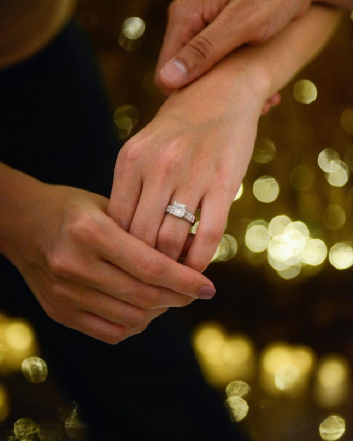 Когда делают предложение на какую руку кольцо. Кольцо для предложения девушке. Предложение девушке. Дарит кольцо. Парень дарит кольцо.