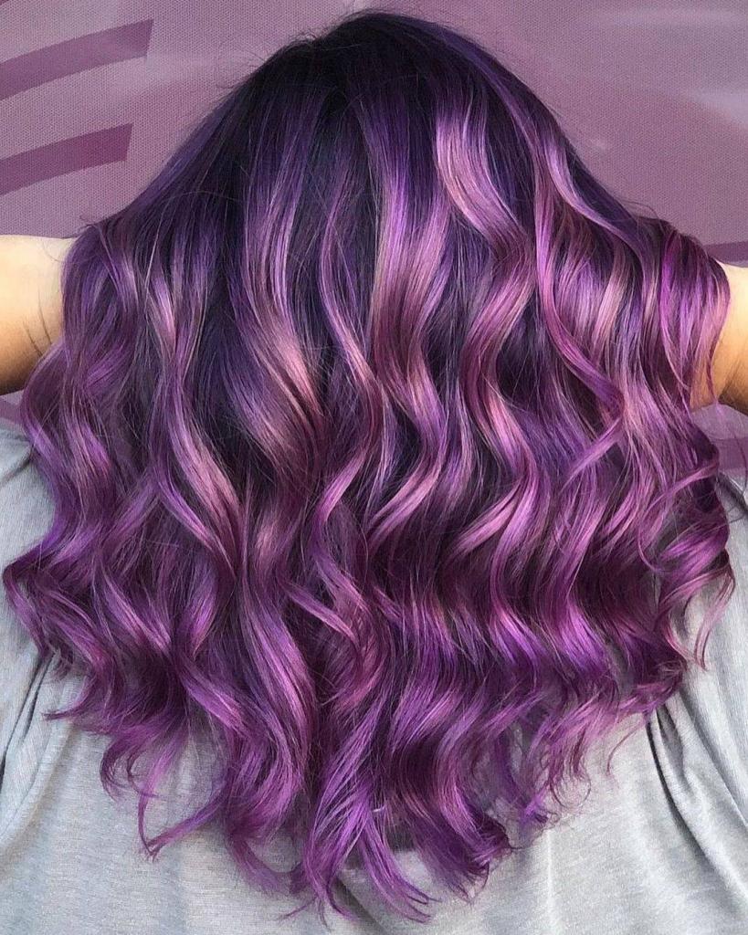 Аметист и фиолетовый жемчуг - трендовые краски для волос в этом сезоне. Какносить два самых ярких цвета 2021 года
