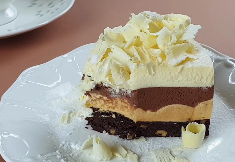 Торт с белым кремом и шоколадной стружкой