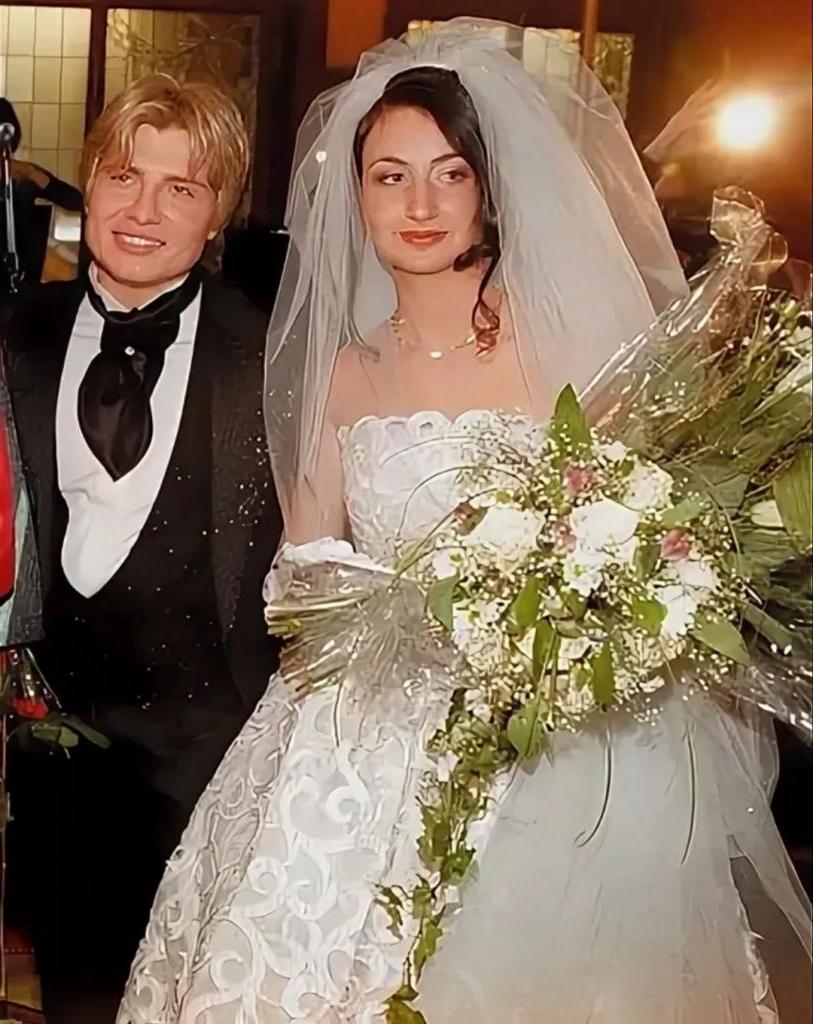 в каком году у баскова родился сын. 2261436. в каком году у баскова родился сын фото. в каком году у баскова родился сын-2261436. картинка в каком году у баскова родился сын. картинка 2261436. Мало кто помнит, что у Николая однажды был опыт семейной жизни и есть ребёнок от этого брака, который через три года, между прочим, станет совершеннолетним. Где же мальчик и почему отец с ним не общается?