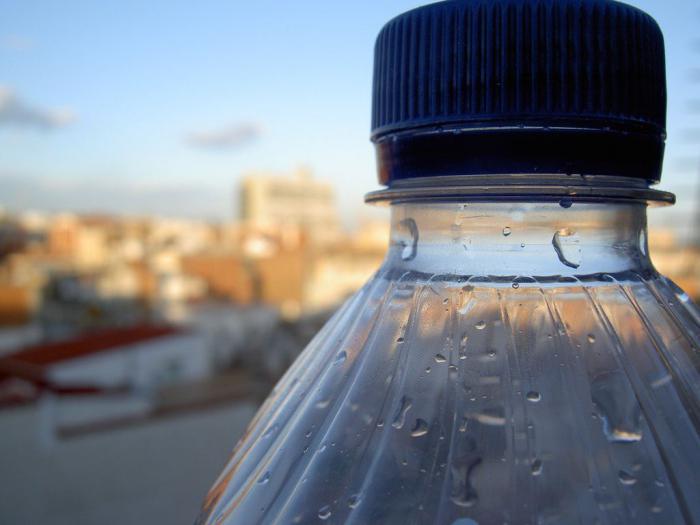 Вода в пластиковой бутылке