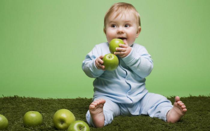 Малыш кушает яблоко