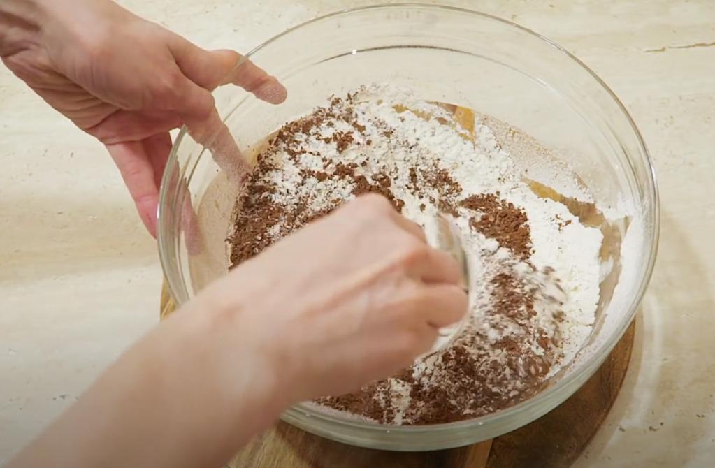 Торт в глубокой миске