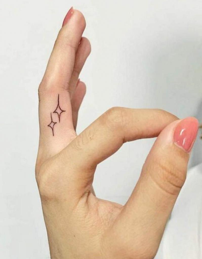 Тату на пальцах мужские. Маленькое тату между пальцами. Тату между пальцев. Тату между пальцев. Тату между пальцев.