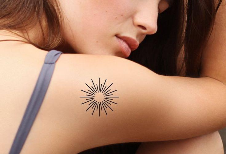 Татуировки солнца для девушек