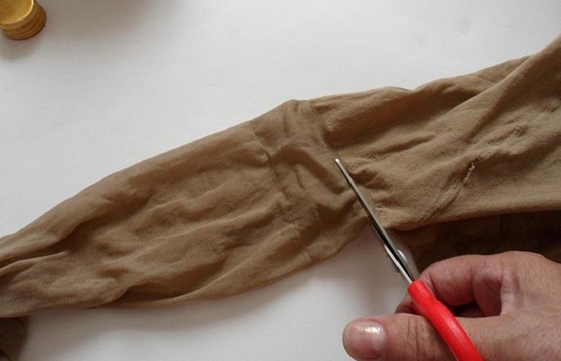 Разрежьте старые колготки и заверните в них яйца: необычная техника ...