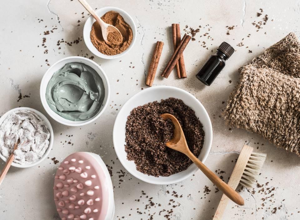 Пилинги из магазина стоят много, а делаются из сахара и лимонного сока ...