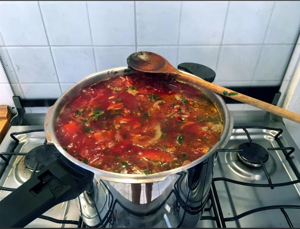 картофель для борща нарезают. Смотреть фото картофель для борща нарезают. Смотреть картинку картофель для борща нарезают. Картинка про картофель для борща нарезают. Фото картофель для борща нарезают
