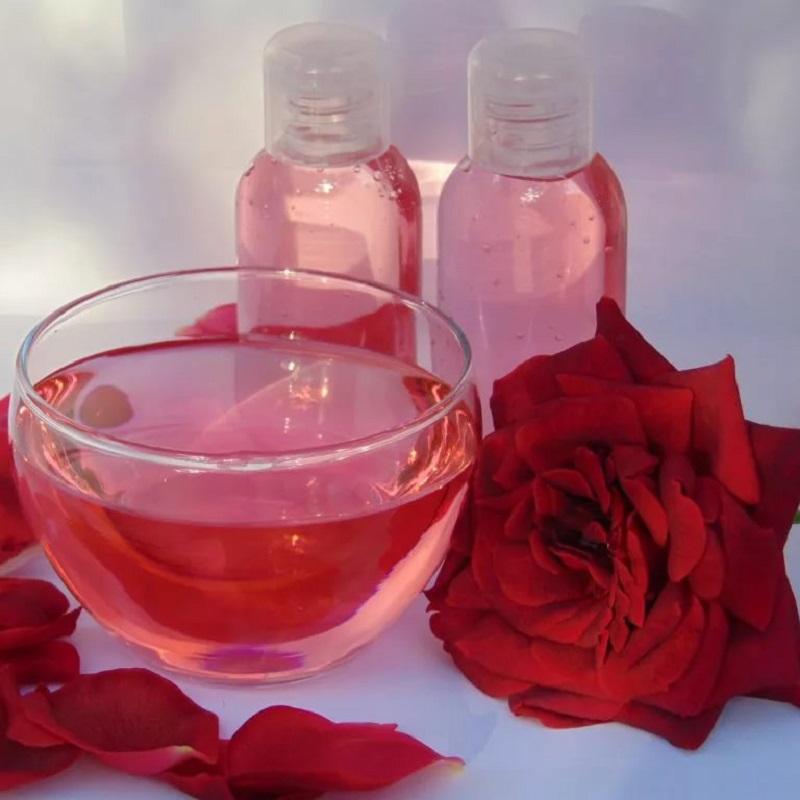 Вода розовых лепестков. Розовая вода. Лосьон из лепестков роз. Розовое масло из лепестков. Вода из розовых лепестков.
