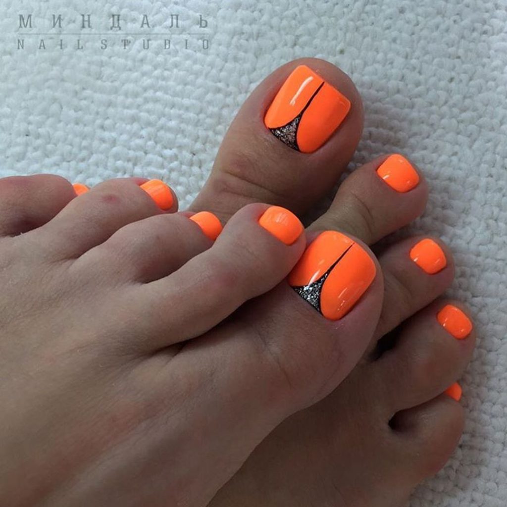Оранжевый педикюр. Оранжевый маникюр. Яркий педикюр. Летний маникюр оранжевого цвета. Яркие оранжевые ногти.