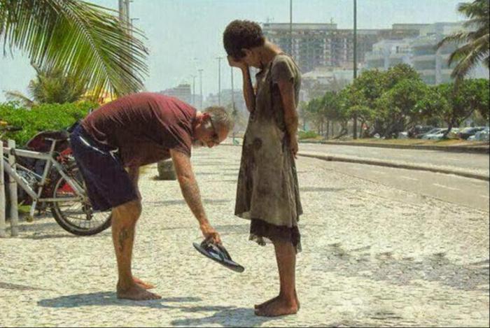мужчина дарит обувь девочке