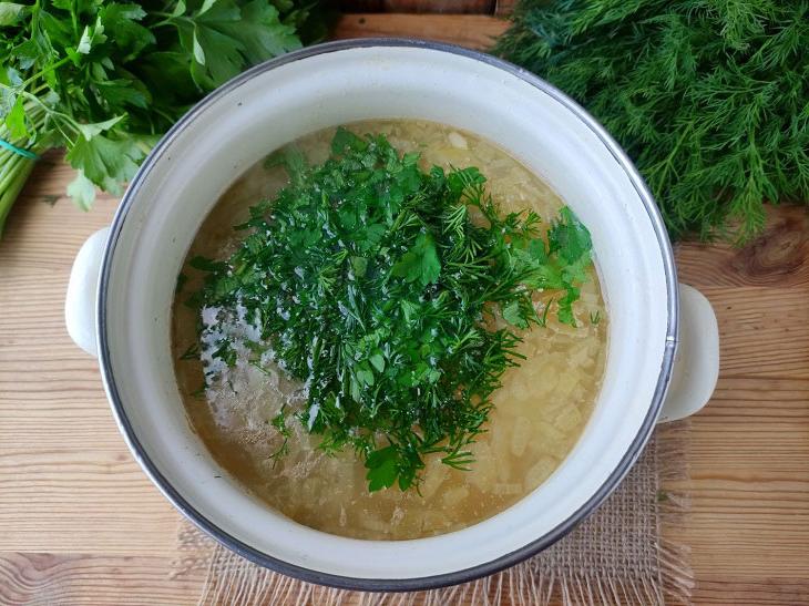 Суп с укропом. Суп с зеленью. Вареная петрушка. Какую зелень добавляют в суп.