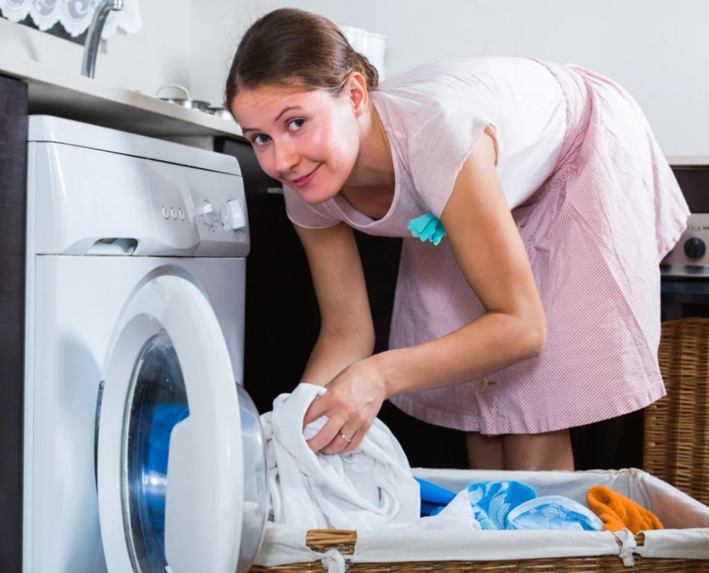 Можно стирать и убирать. Стирка белья. Девушка в стиральной машине. Стирать белье. Женщина стирает белье.