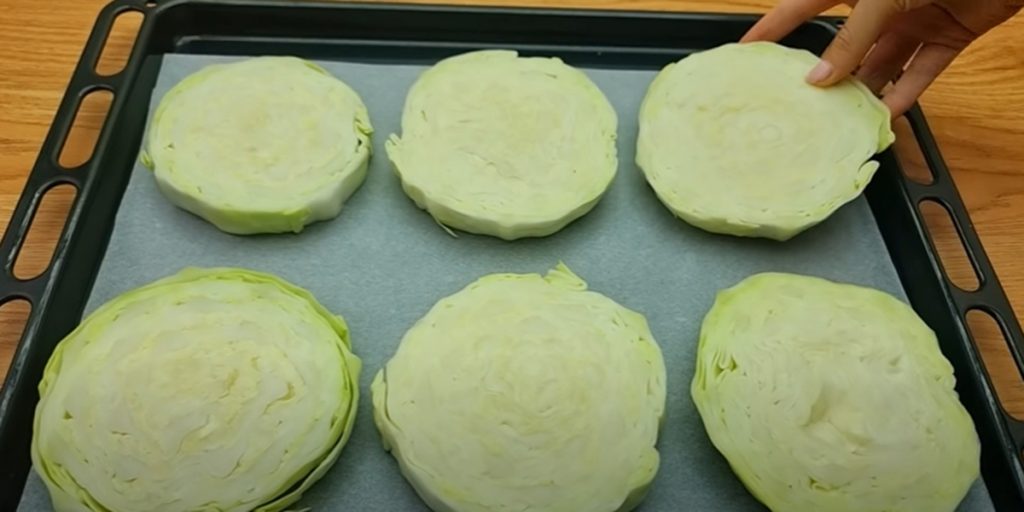 Запеченная курица капуста запеченная на противне и кольца капусты с курицей