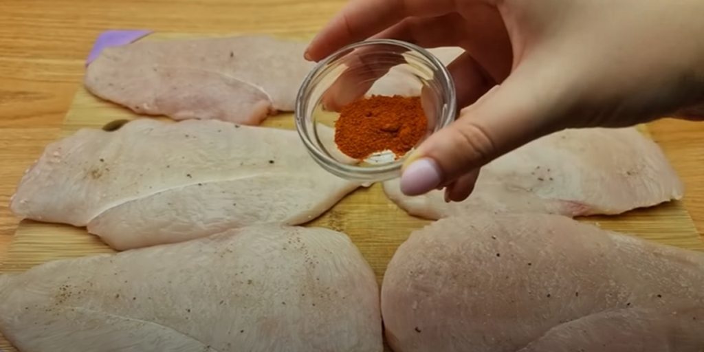 Запеченная курица капуста запеченная на противне и кольца капусты с курицей