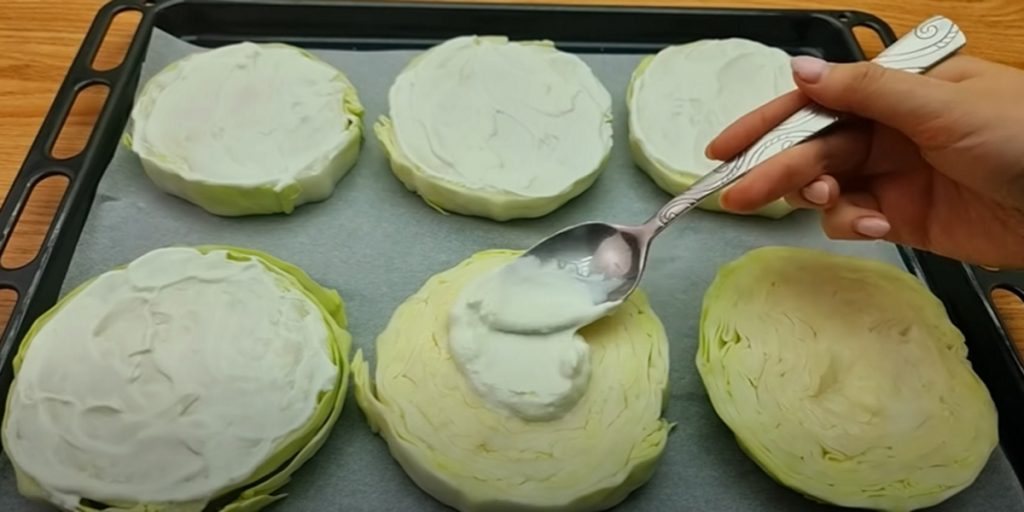 Запеченная курица капуста запеченная на противне и кольца капусты с курицей