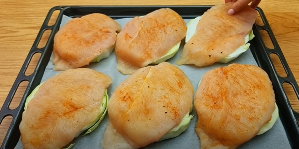 Запеченная курица капуста запеченная на противне и кольца капусты с курицей
