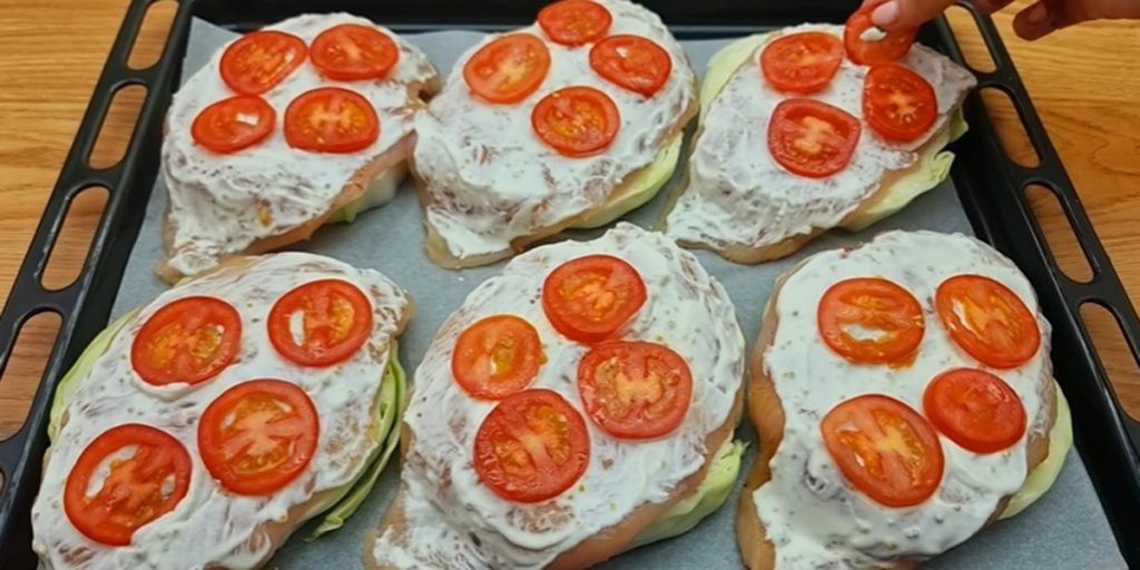 Запеченная курица капуста запеченная на противне и кольца капусты с курицей
