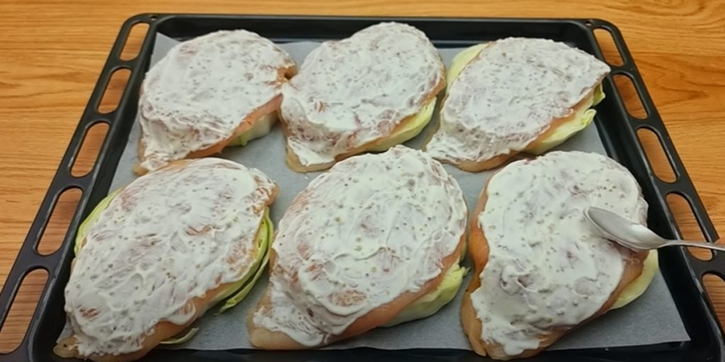 Запеченная курица капуста запеченная на противне и кольца капусты с курицей