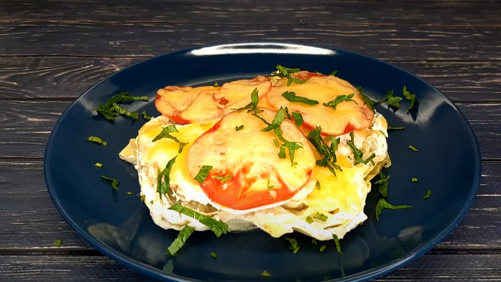 Запеченная курица капуста запеченная на противне и кольца капусты с курицей