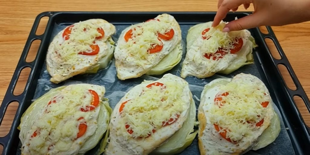 Запеченная курица капуста запеченная на противне и кольца капусты с курицей