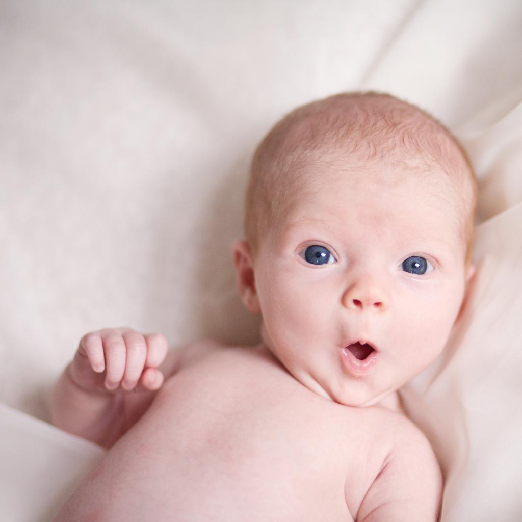 Родился без волос. Новорожденный ребенок. Глаза у новорожденных. Глаза новорожденного ребенка. Грудной ребенок.
