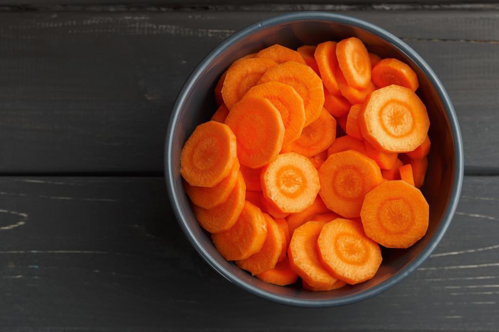 Горсть шпината, нарезанная петрушка и немного какао