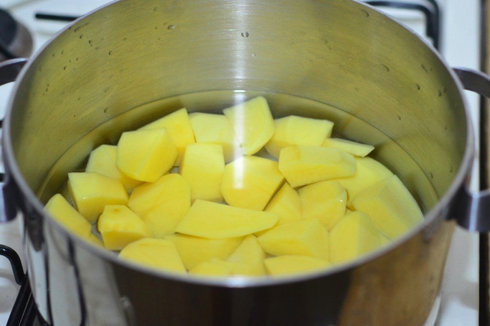Картошку залило водой. Отваривание картофеля. Картофель в кастрюле. Картофель варится. Отварить картофель.