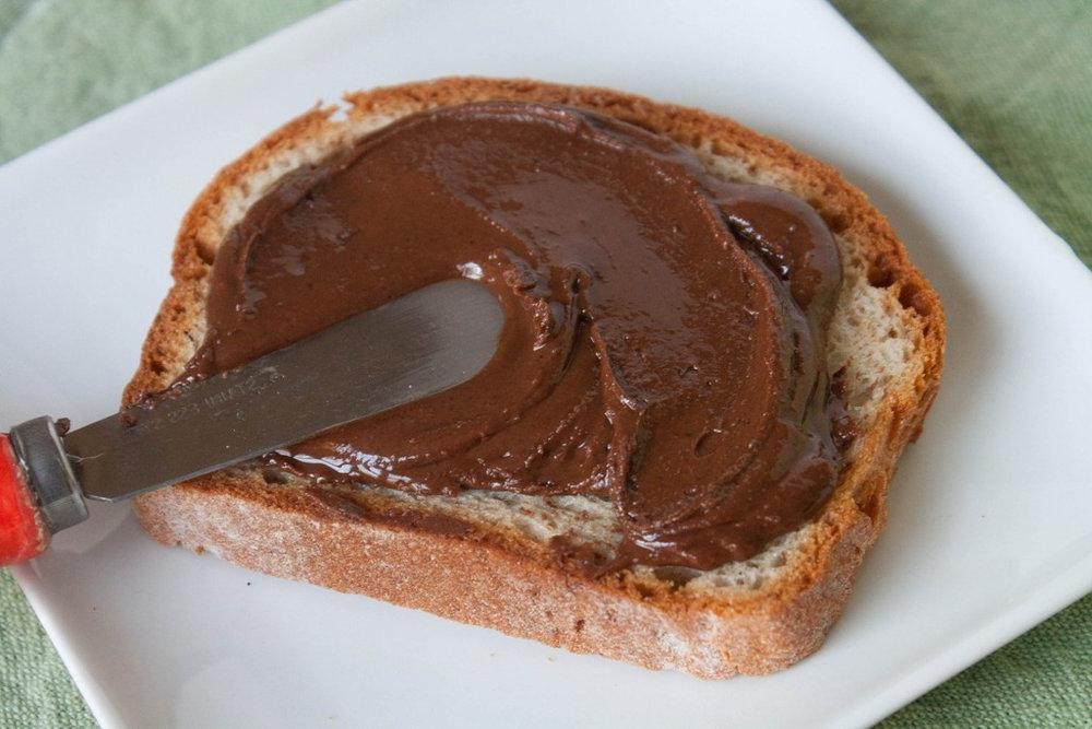 В шоколаде есть масла. Шоколадное масло. Хлеб с шоколадом. Масло сливочное шоколадное. Домашнее шоколадное масло.