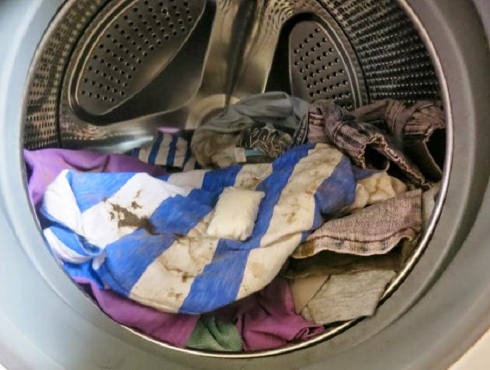 После стирки в машинке появились пятна. Грязное белье в стиральной машине. Машинка грязнит вещи стиральная. Грязное белье после стирки. Стиральная машина с бельем.