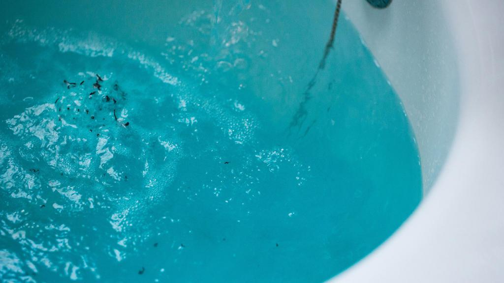 Купаться в ванной во время месячных. Ванна с водой. Ванна с голубой водой. Ванная с водой с цветом.