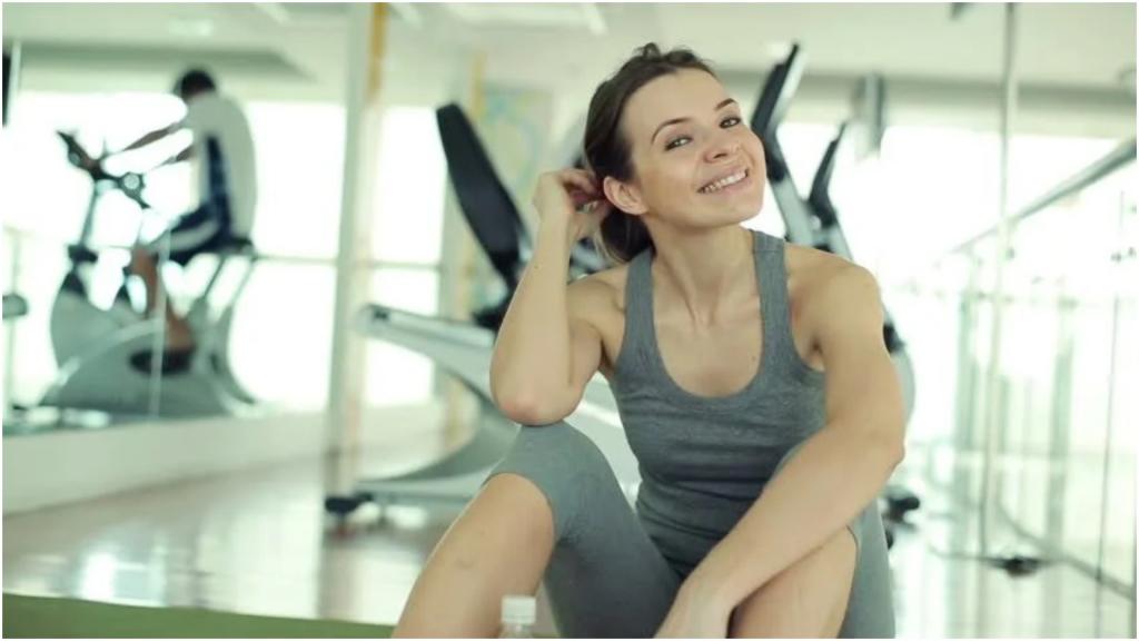 Happy gym. DTI Happy Fit. Cute-girl-with-Headphones-Relaxing-in-the-Gym фото.