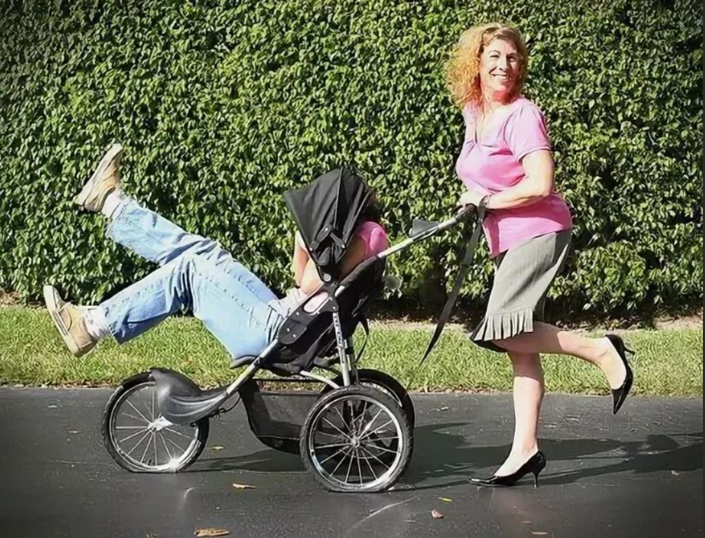 Родители превратились в детей. Родители превратились в детей. Превращение в ребёнка. Маленькие родители. Люди в детстве и взрослые.