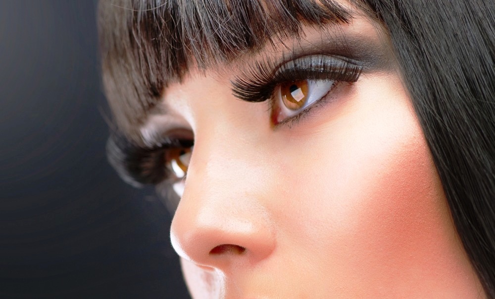 девочка с длинными ресницами.