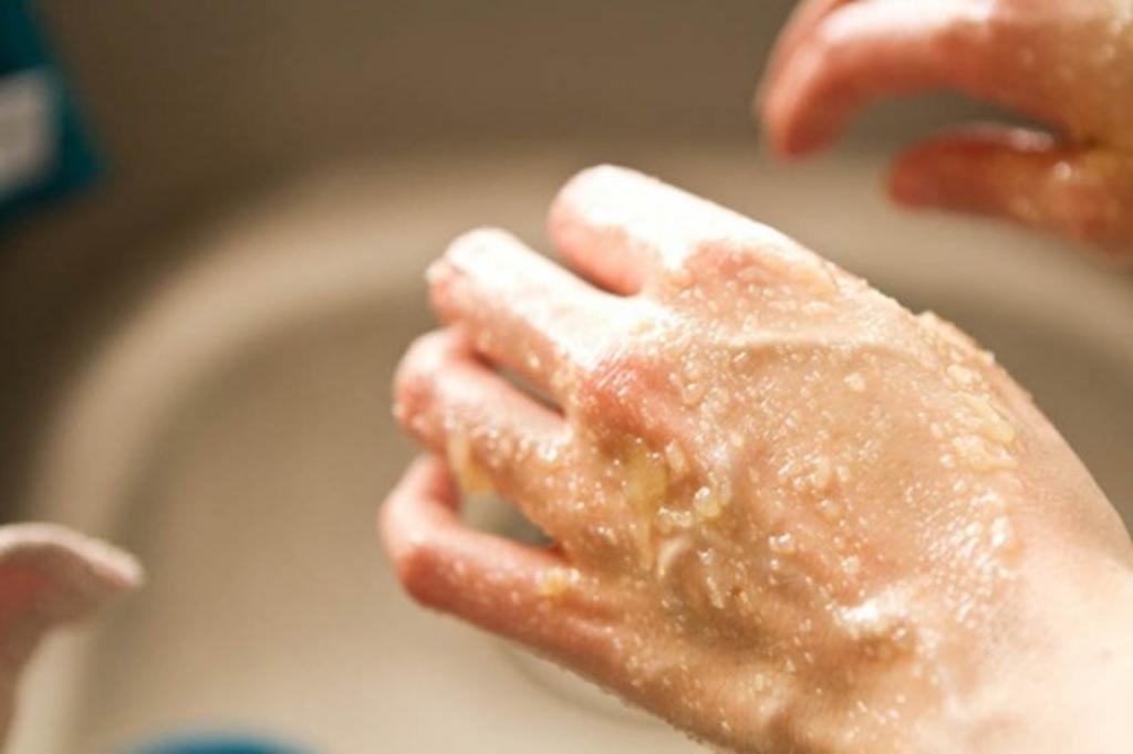 Руки после ванны. Отшелушивание кожи рук. Пилинг рук.