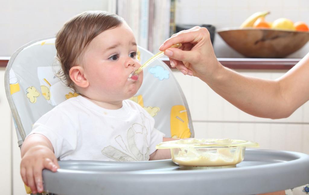 Дети кушают и плачут. Ребенок ест манную кашу. Каша для детей. Ребенок завтракает. Ребенок ест кашу.