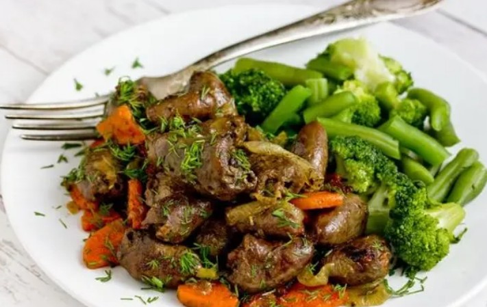 Куриные сердечки с морковью. Куриные сердечки с морковью и луком картинки. Куриные сердечки с морковью и луком рецепт магазина евроспар.