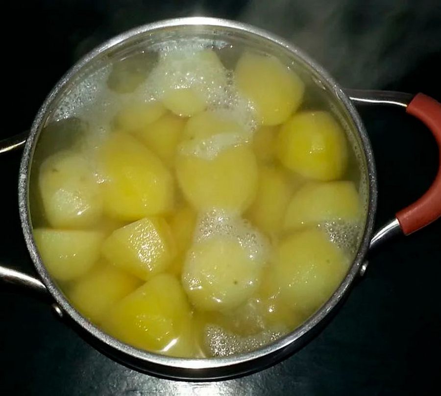 В картофеле есть вода. Картофельный отвар. Настой на картофеле. Картошка в кастрюле. Картофельная вода.