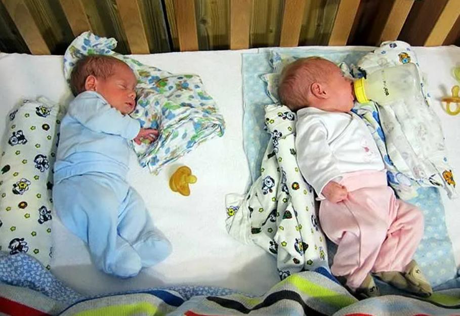 Новорожденному спать на боку или спине. Новорожденный на боку. Позы для сна новорожденного. Кроватка для новорожденного. Правильная поза для сна новорожденного.