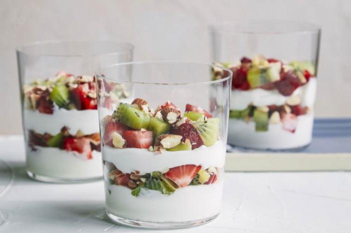 Воздушней десерт с фруктами и ягодами