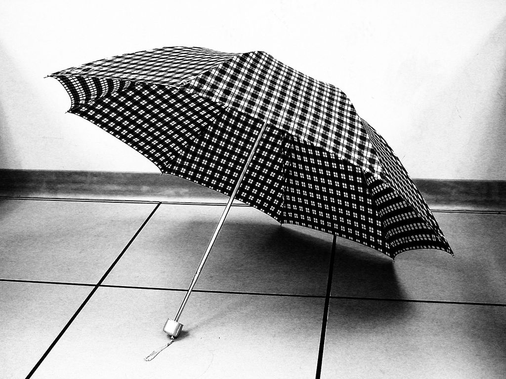Зонтик раскрылся. Открытый зонт. Дизайнерские зонты. Раскрытый зонт. Зонт суеверие.